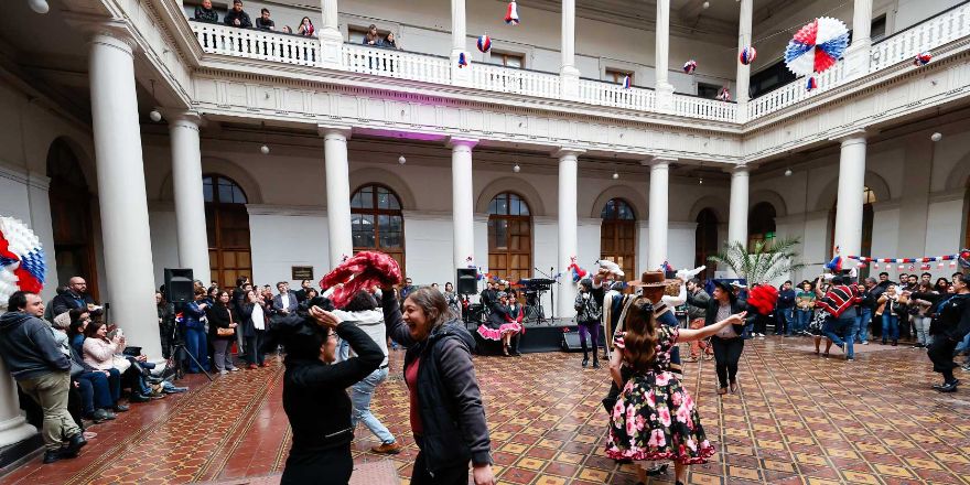 Comunidad UCHILE celebra 182 años del discurso inaugural de Andrés Bello con música y tradiciones en sus campus